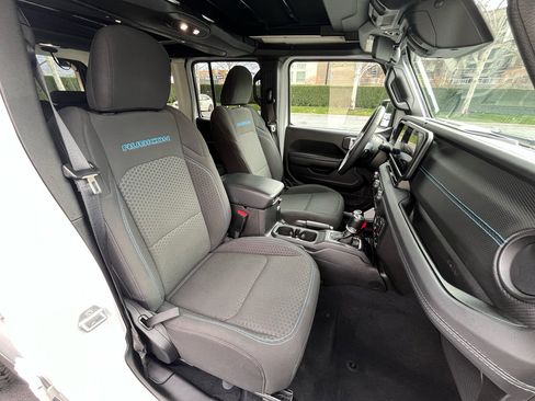 Used 2025 Jeep Wrangler Unlimited Rubicon 4xe w/ Convenience Group AWD/4WD image 29