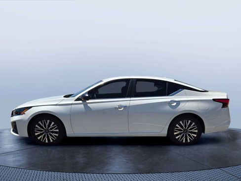 Used 2024 Nissan Altima 2.5 SV FWD image 6