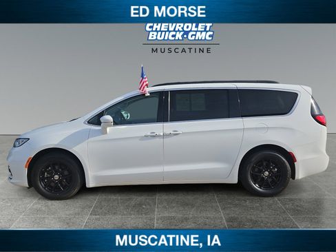 Used 2022 Chrysler Pacifica Touring-L FWD image 2