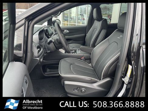 New 2026 Chrysler Pacifica Limited image 10