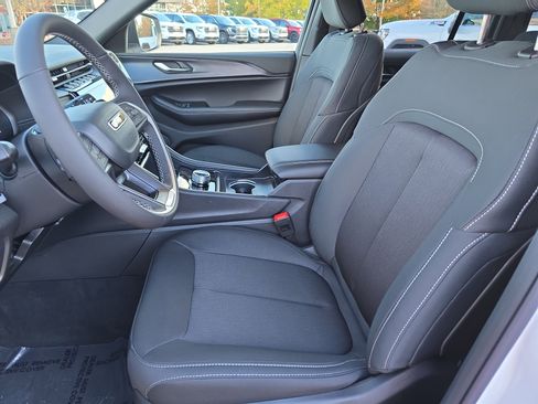 New 2025 Jeep Grand Cherokee Laredo image 16