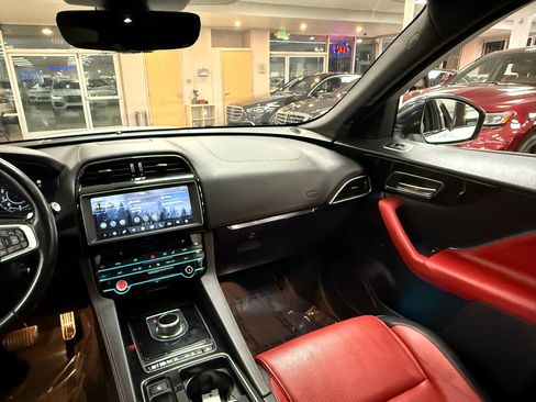 Used 2019 Jaguar F-PACE R-Sport image 13