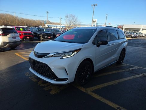 Used 2023 Toyota Sienna XSE image 9