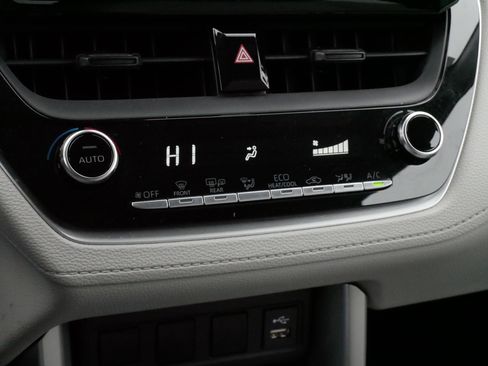 Certified 2022 Toyota Corolla Cross LE w/ Moonroof Package image 23