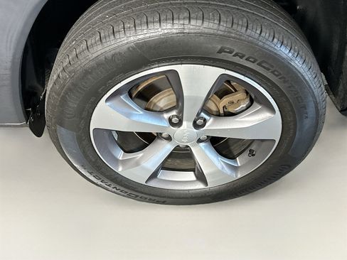 Used 2022 Jeep Cherokee Limited image 11