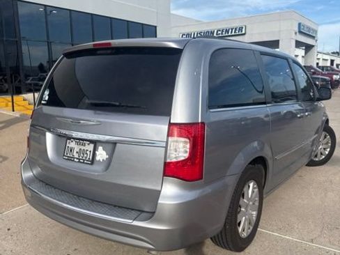 Used 2014 Chrysler Town & Country Touring FWD image 3