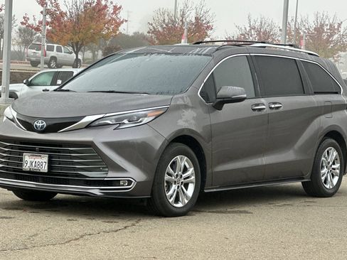 Used 2023 Toyota Sienna Platinum image 8