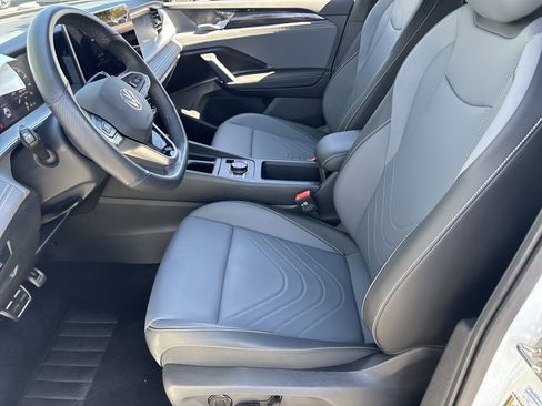 Certified 2025 Volkswagen Tiguan SE R-Line AWD/4WD image 18