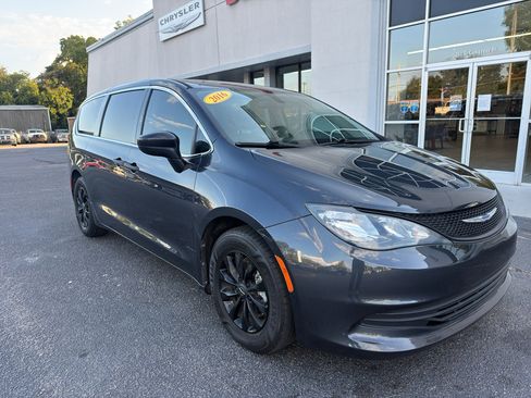 Used 2019 Chrysler Pacifica L image 2