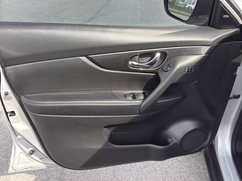 Used 2020 Nissan Rogue SV w/ Premium Package FWD image 19