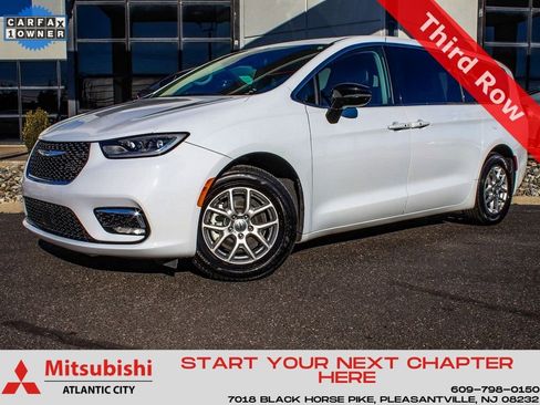 Used 2024 Chrysler Pacifica Touring-L FWD image 1