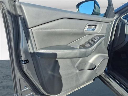 Used 2025 Nissan Rogue SV w/ SV Premium Package image 26