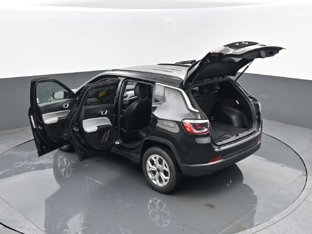 Used 2025 Jeep Compass Latitude AWD/4WD image 26