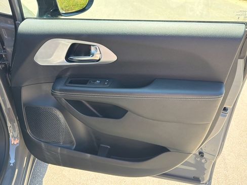 Used 2025 Chrysler Pacifica Limited FWD image 14