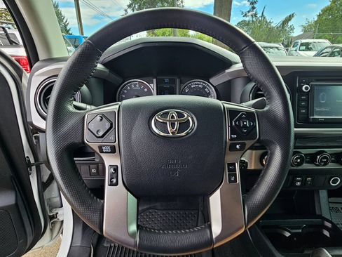 Used 2018 Toyota Tacoma SR5 AWD/4WD image 14