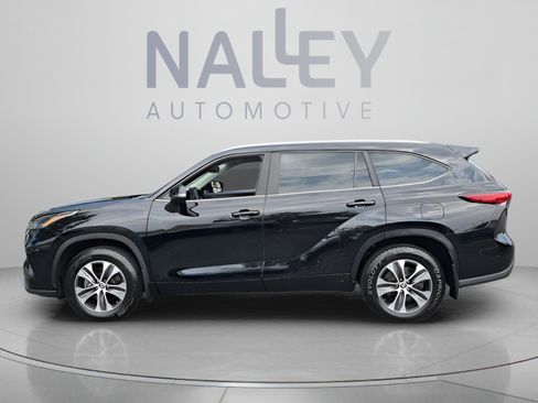 Used 2023 Toyota Highlander XLE AWD/4WD image 2