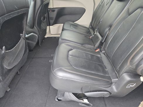 Used 2017 Chrysler Pacifica Touring-L image 16