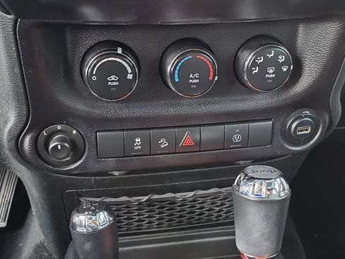 Used 2018 Jeep Wrangler Unlimited Sahara image 25