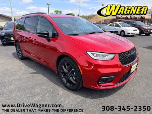 Used 2024 Chrysler Pacifica Limited w/ S Appearance Package FWD image 1