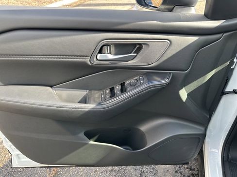 Used 2026 Nissan Rogue SV w/ SV Premium Package image 40