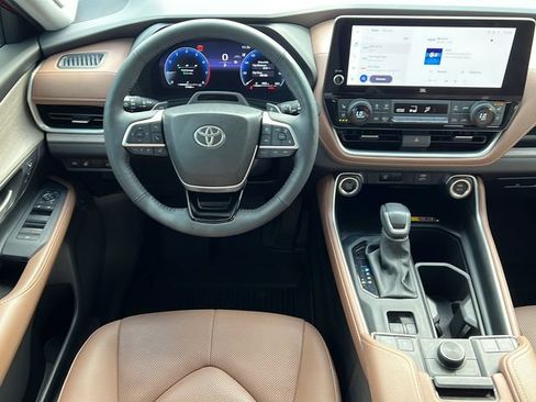 Used 2025 Toyota Grand Highlander AWD image 13