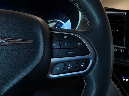 Used 2023 Chrysler Pacifica Touring-L FWD image 44