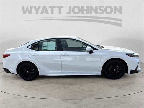 Used 2025 Toyota Camry SE image 6