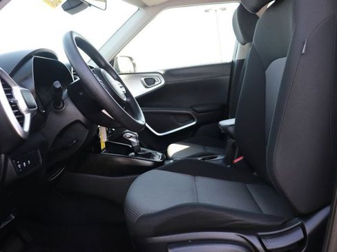 Used 2025 Kia Soul LX w/ LX Technology Package FWD image 11