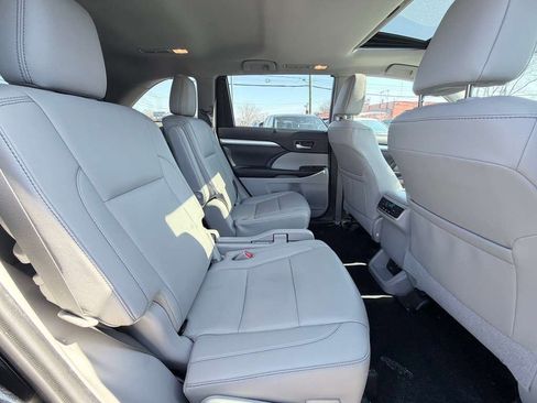 Used 2019 Toyota Highlander XLE AWD/4WD image 30