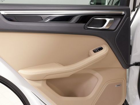 Used 2025 Porsche Macan image 39