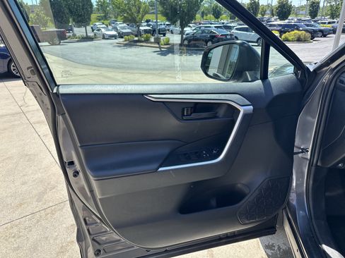 Used 2022 Toyota RAV4 LE AWD/4WD image 13