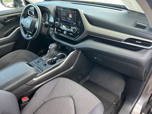 Used 2021 Toyota Highlander LE image 22