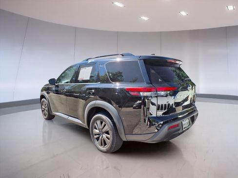 Used 2024 Nissan Pathfinder SV image 3