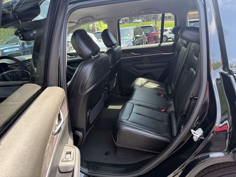 Used 2023 Jeep Grand Cherokee Limited w/ Black Appearance Package AWD/4WD image 15