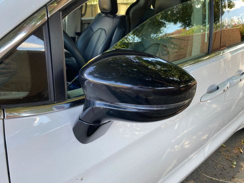 Used 2024 Chrysler Pacifica Limited FWD image 5