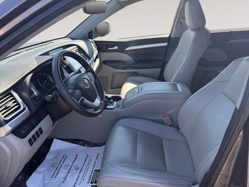 Used 2019 Toyota Highlander XLE AWD/4WD image 9