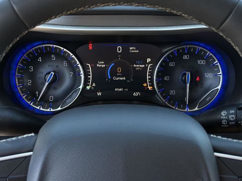 Used 2024 Chrysler Pacifica Touring-L FWD image 11