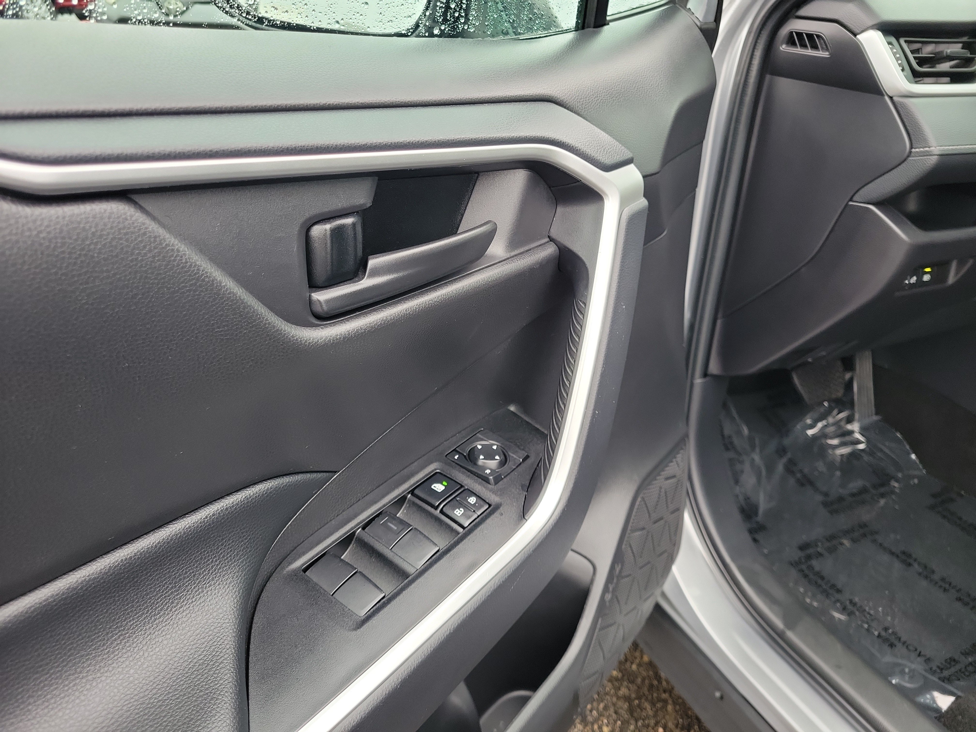 Used 2025 Toyota RAV4 LE AWD/4WD image 18