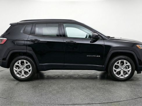 Used 2025 Jeep Compass Latitude AWD/4WD image 11