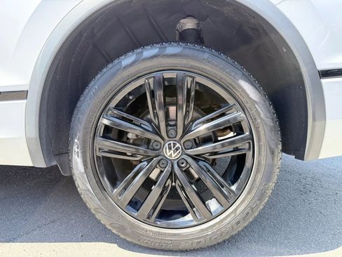 Used 2022 Volkswagen Tiguan SE R-Line AWD/4WD image 10