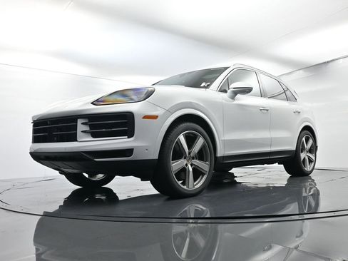 Certified 2025 Porsche Cayenne AWD/4WD image 42