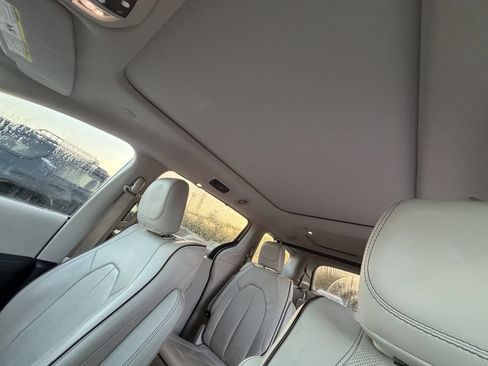 Used 2017 Chrysler Pacifica Limited FWD image 32