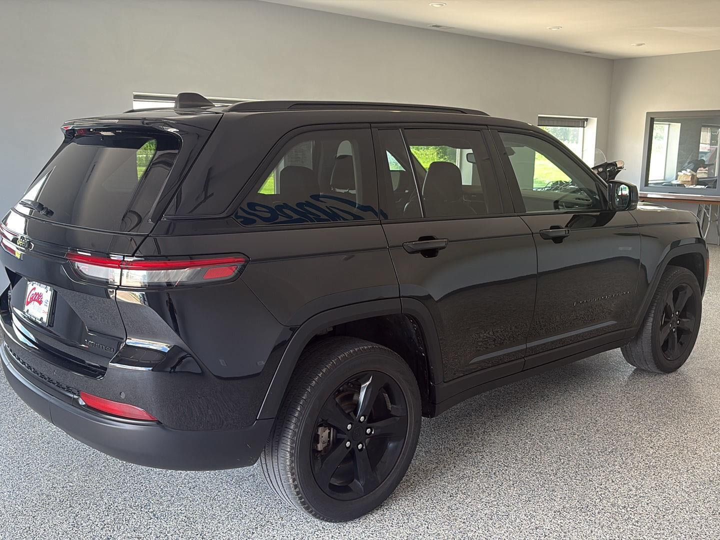 Used 2023 Jeep Grand Cherokee Limited w/ Black Appearance Package AWD/4WD image 4