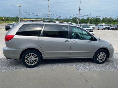Used 2009 Toyota Sienna LE AWD/4WD image 2