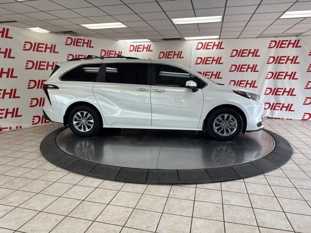 Used 2025 Toyota Sienna XLE w/ XLE Plus Package FWD image 38
