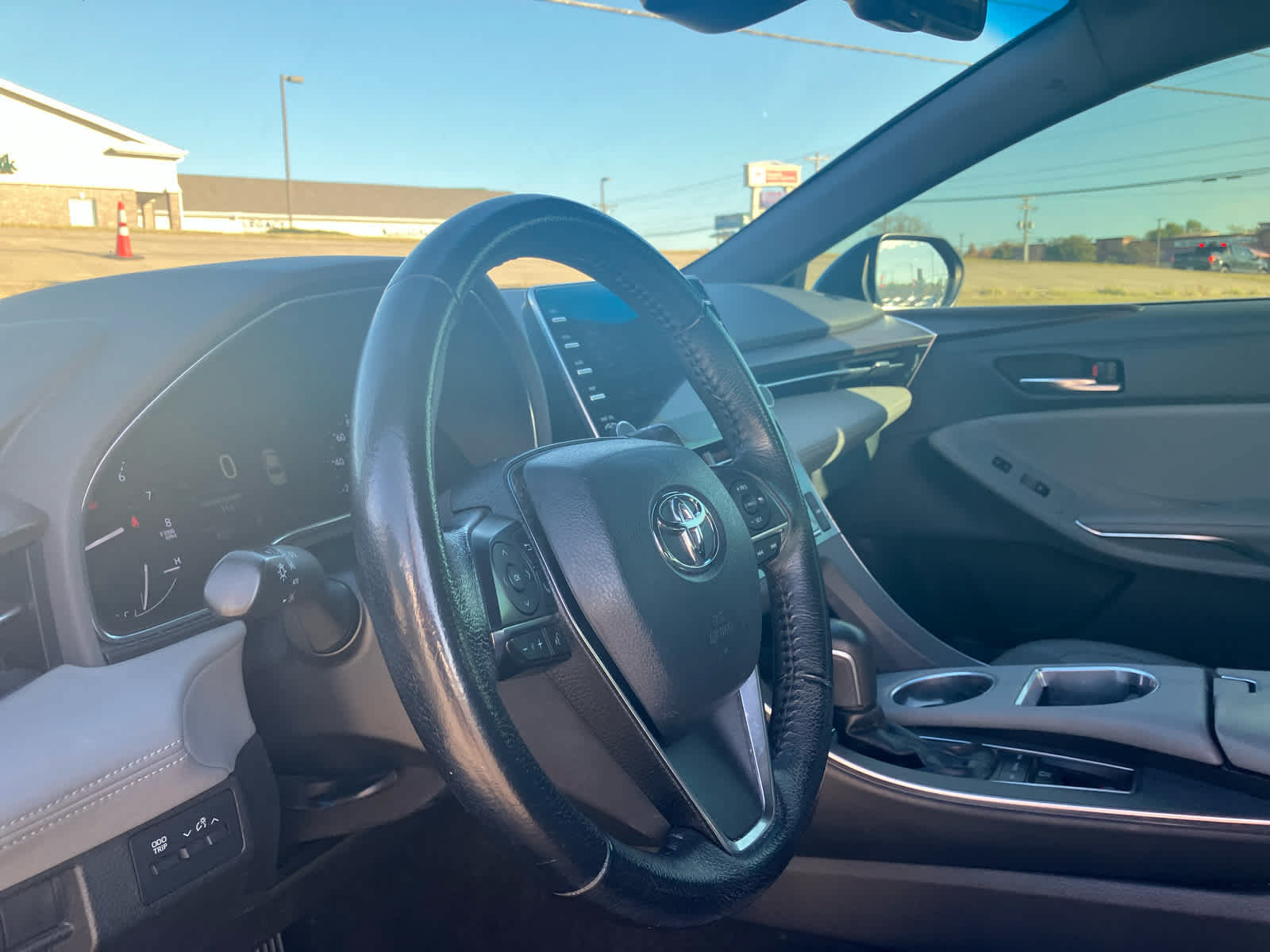 Used 2019 Toyota Avalon XLE w/ Moonroof Package FWD image 9