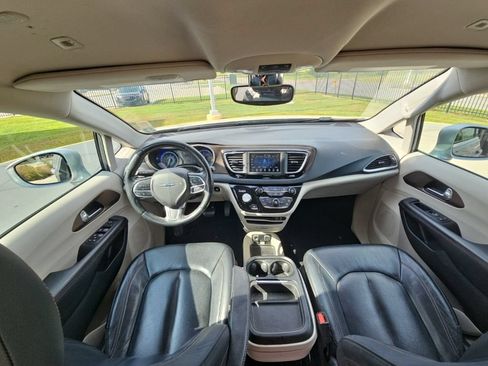 Used 2019 Chrysler Pacifica Touring-L FWD image 27