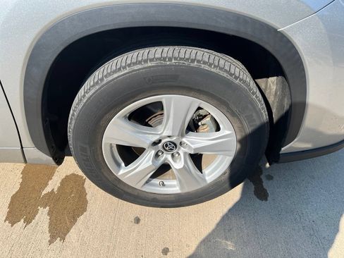 Used 2023 Toyota Highlander LE FWD image 22