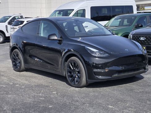 Used 2024 Tesla Model Y Long Range image 3