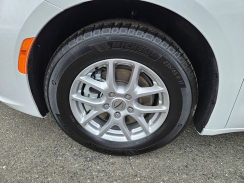 Used 2023 Chrysler Pacifica Touring-L FWD image 9